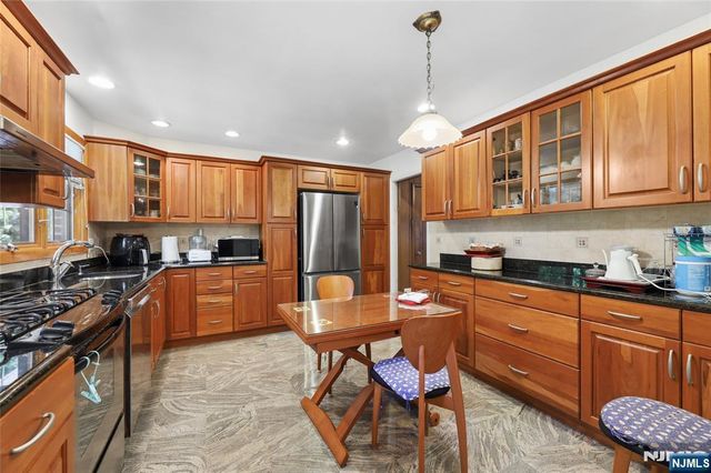 12 Beverly Road, Englewood Cliffs, NJ 07632