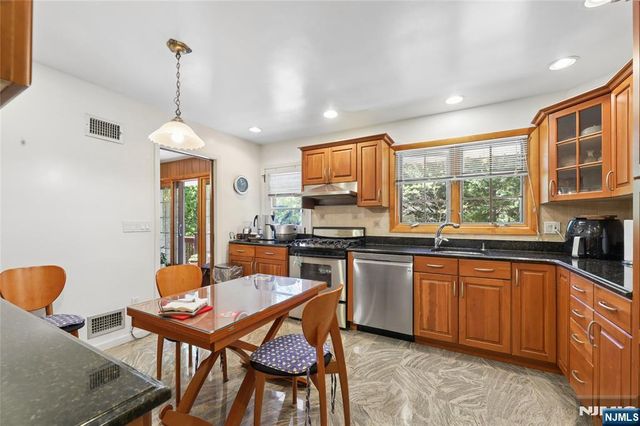 12 Beverly Road, Englewood Cliffs, NJ 07632