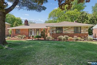 12 Beverly Road, Englewood Cliffs, NJ 07632