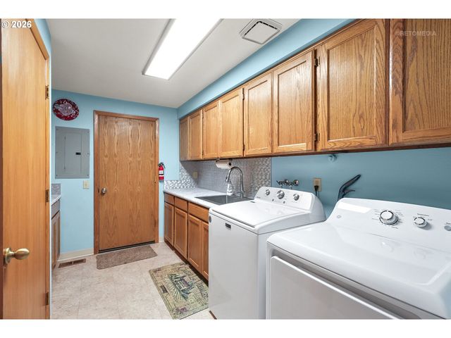 903 Ne 3RD Ave, Hillsboro, OR 97124