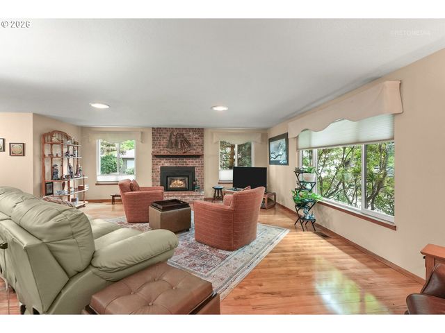 903 Ne 3RD Ave, Hillsboro, OR 97124