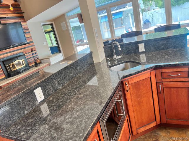 1112 E Washburn Place, Saginaw, MI 48602