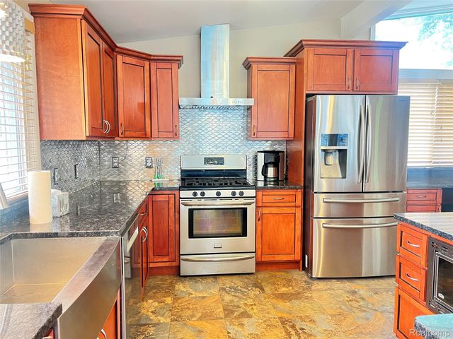 1112 E Washburn Place, Saginaw, MI 48602