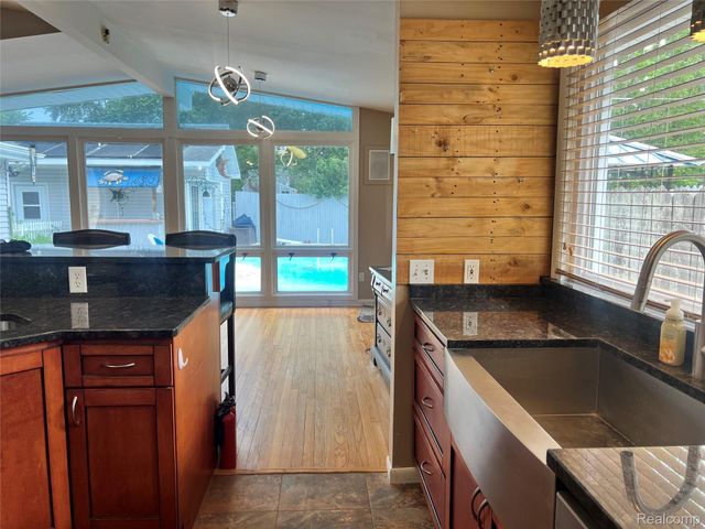 1112 E Washburn Place, Saginaw, MI 48602