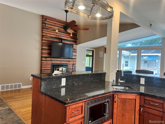 1112 E Washburn Place, Saginaw, MI 48602