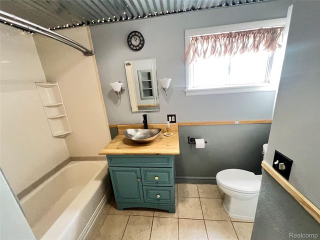 1112 E Washburn Place, Saginaw, MI 48602