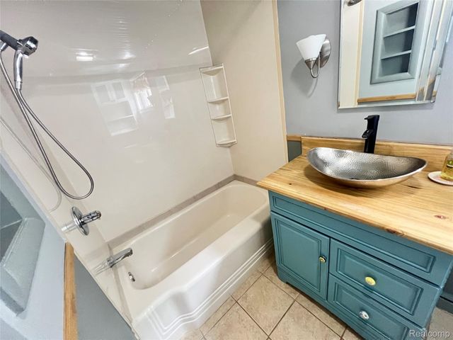 1112 E Washburn Place, Saginaw, MI 48602
