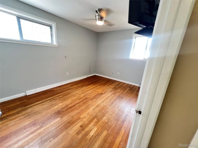 1112 E Washburn Place, Saginaw, MI 48602
