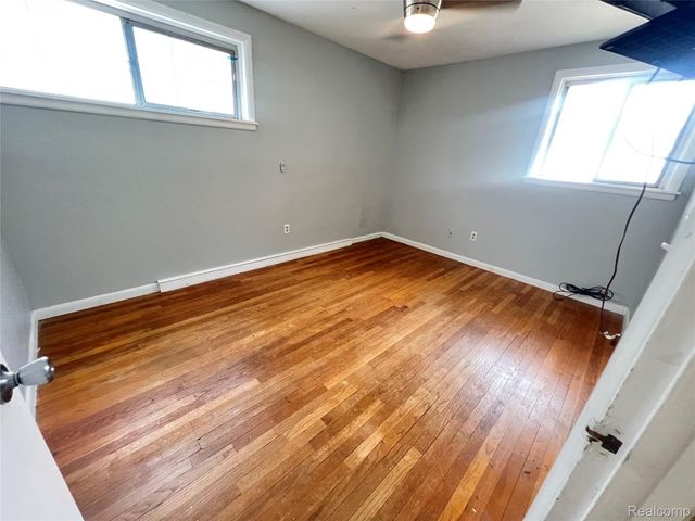1112 E Washburn Place, Saginaw, MI 48602