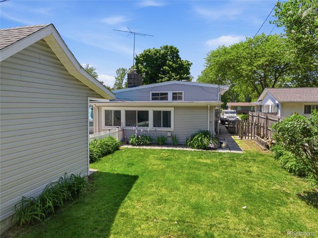 1112 E Washburn Place, Saginaw, MI 48602