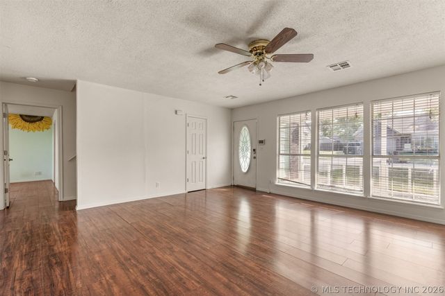 15934 S 294th East Avenue, Coweta, OK 74429