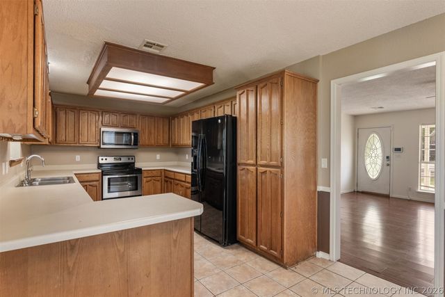 15934 S 294th East Avenue, Coweta, OK 74429