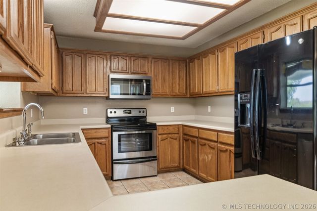 15934 S 294th East Avenue, Coweta, OK 74429