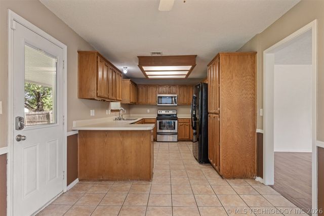 15934 S 294th East Avenue, Coweta, OK 74429