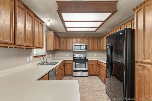 15934 S 294th East Avenue, Coweta, OK 74429