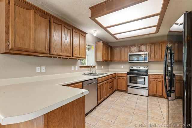 15934 S 294th East Avenue, Coweta, OK 74429
