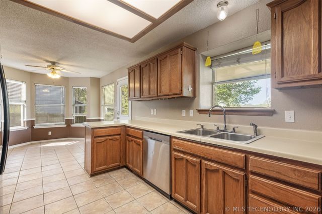 15934 S 294th East Avenue, Coweta, OK 74429