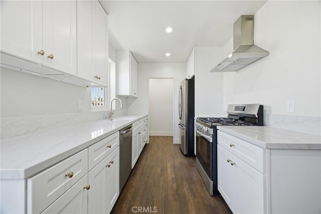 8802 S Wilton Place, Los Angeles, CA 90047