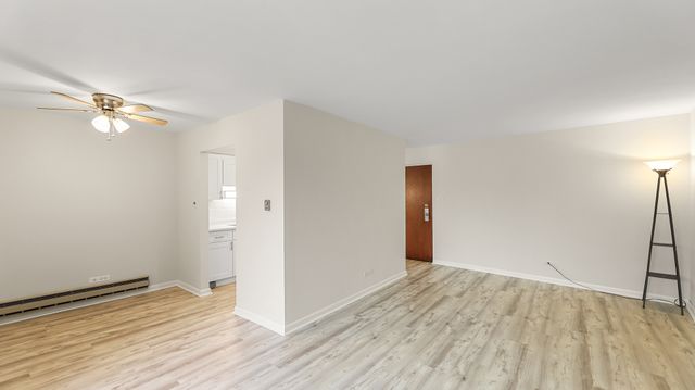 9724 S Karlov Avenue 207, Oak Lawn, IL 60453