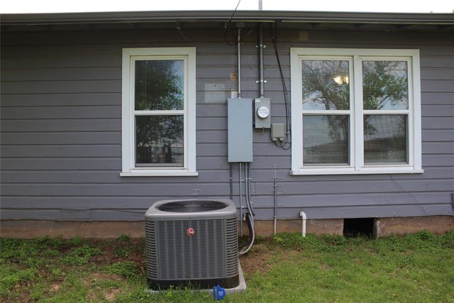 209 Pennsylvania Avenue, Graham, TX 76450