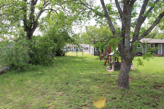 209 Pennsylvania Avenue, Graham, TX 76450