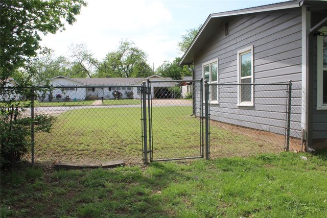 209 Pennsylvania Avenue, Graham, TX 76450