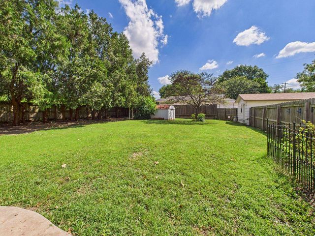 3210 E Elmwood Dr, Wichita, KS 67218