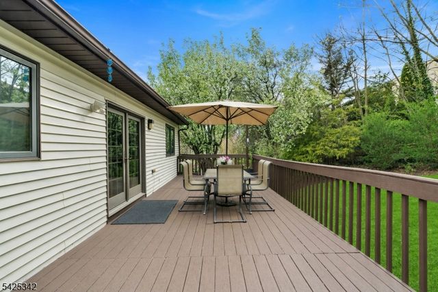 204 Queens Ln, Mountainside Boro, NJ 07092