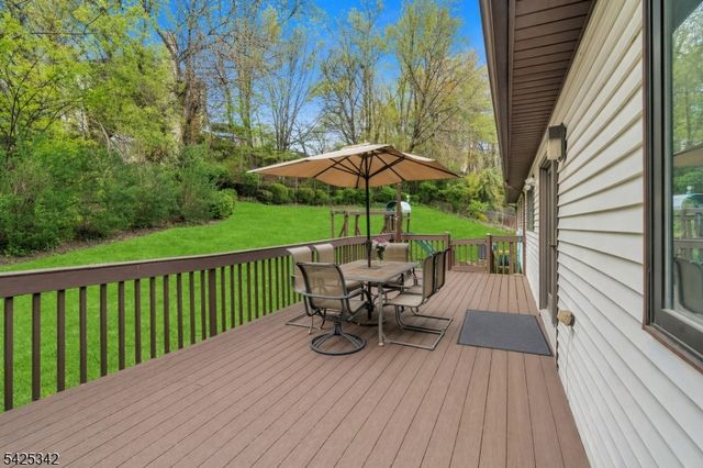 204 Queens Ln, Mountainside Boro, NJ 07092