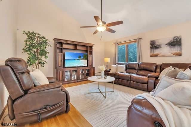 204 Queens Ln, Mountainside Boro, NJ 07092