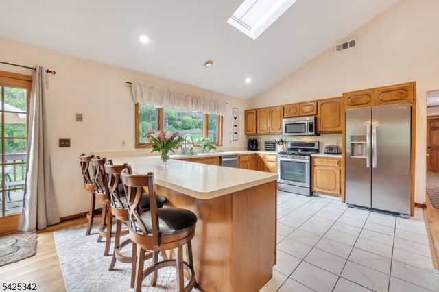 204 Queens Ln, Mountainside Boro, NJ 07092