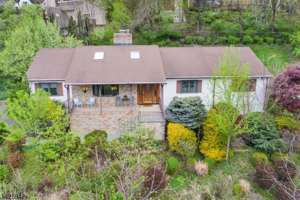 204 Queens Ln, Mountainside Boro, NJ 07092