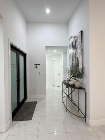 8455 NW 190th Terrace, Hialeah, FL 33015