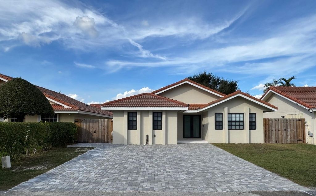 8455 NW 190th Terrace, Hialeah, FL 33015