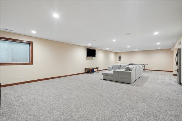 716 Tiburan Lane NE, Cedar Rapids, IA 52402