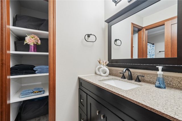 716 Tiburan Lane NE, Cedar Rapids, IA 52402