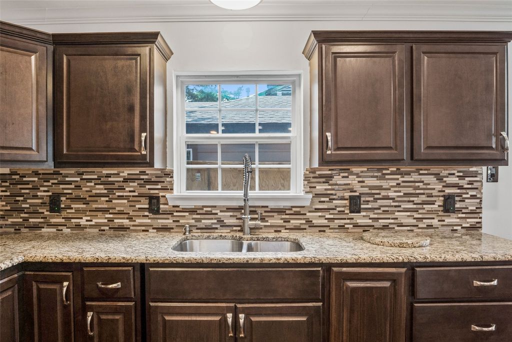 3338 Falls Drive, Dallas, TX 75211
