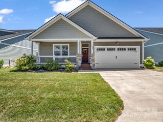 200 Leyland Circle, Hendersonville, NC 28792