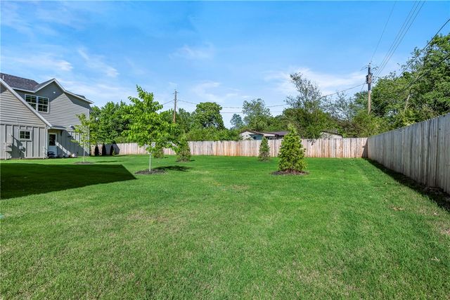 2036 N Dutton Place, Fayetteville, AR 72703