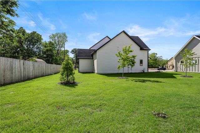 2036 N Dutton Place, Fayetteville, AR 72703