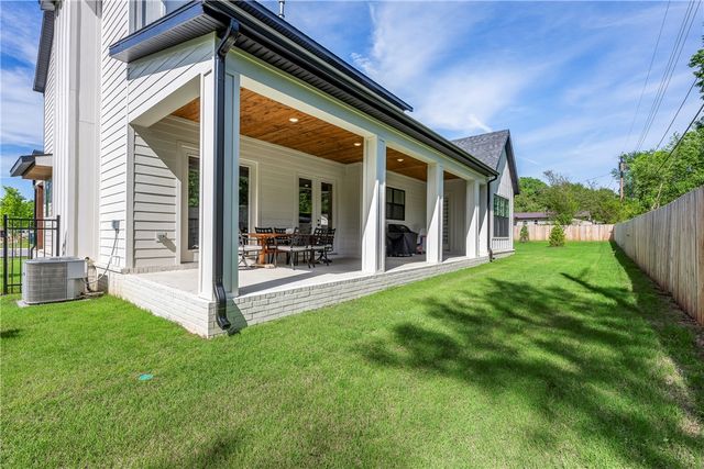 2036 N Dutton Place, Fayetteville, AR 72703