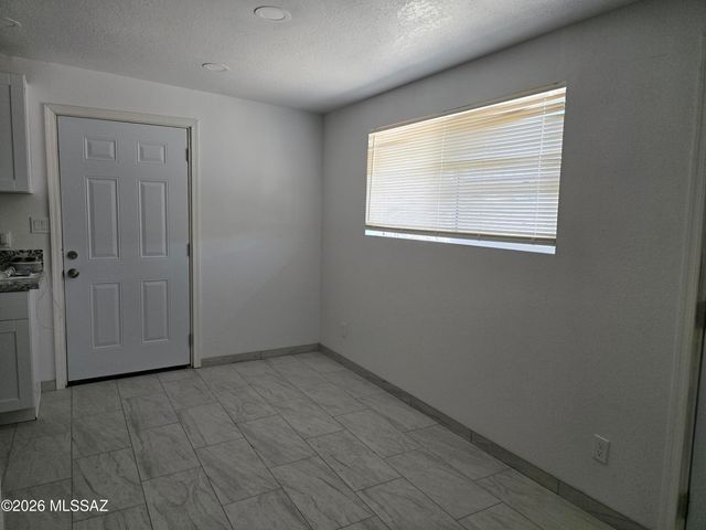 511 N Iroquois Avenue B, Tucson, AZ 85745