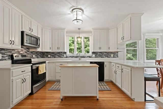 40 Ray Rd, Wrentham, MA 02093