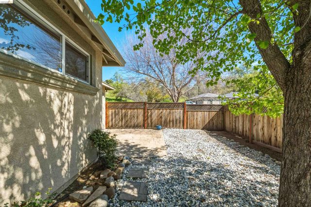 17800 Rolling Oaks Dr., Jamestown, CA 95327