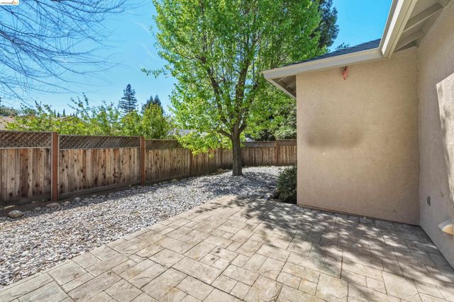 17800 Rolling Oaks Dr., Jamestown, CA 95327