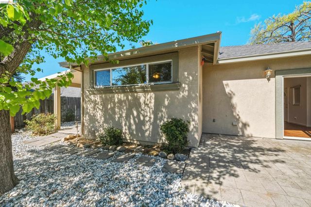 17800 Rolling Oaks Dr., Jamestown, CA 95327