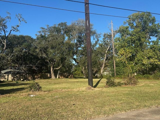 1014 Sycamore, Lake Jackson, TX 77566