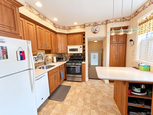 20 Munson Place, East Rockaway, NY 11518