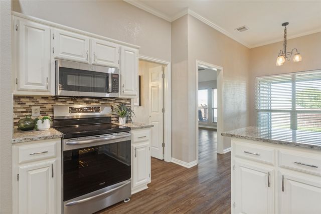 913 Royal Oaks Drive, Lewisville, TX 75067