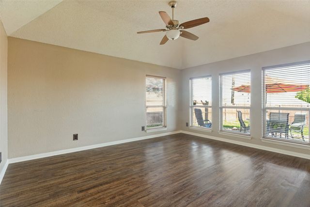 913 Royal Oaks Drive, Lewisville, TX 75067